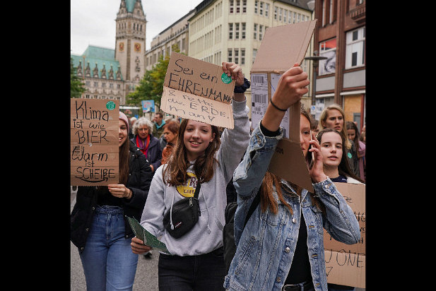 2019-09-20 12-02 DSC01288 20.September 2019, Hamburg, Klimastreik Demo in Hamburg mit 100 000 Teilnehmern