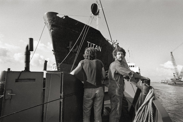 1984 Nordenham Nordenham, vor dem Verklappungsschiff Kronos Titan