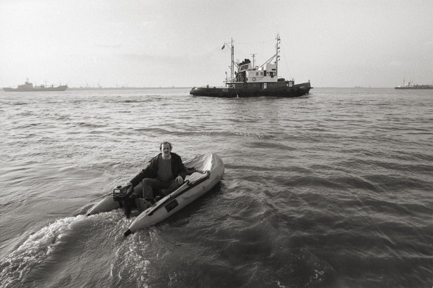 1984 Nordenham Protestaktionen in der Aussenweser. Der Fotograf Günter Zint im Schlauchboot