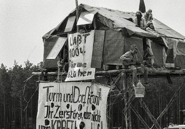 Freie Republik Wendland Im Sommer 1980 besetzen hunderte Atomkraftgegner den Bauplatz für die geplante Tiefbohrung 1004 bei Trebel im Landkreis...