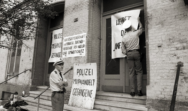 1983 Polizeiwache Budapester Strasse Protestaktion vor der ehemaligen Polizeiwache Budapester Strasse. Der Zugang zu den Gefängniszellen verlief damals über eine sehr steile Kellertreppe. Dort kam...