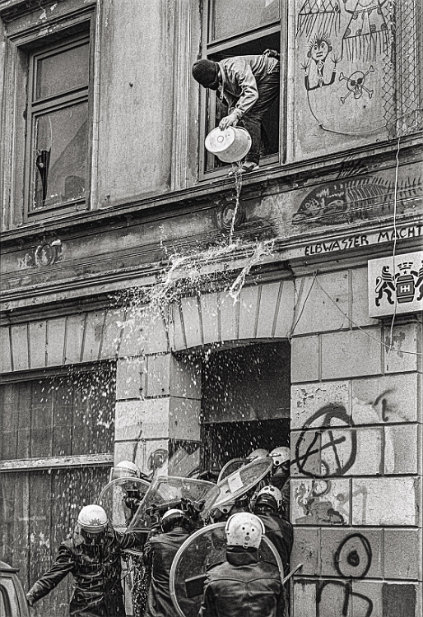 1986 Bernhard-Nocht-Strasse Die Polizei versucht in 