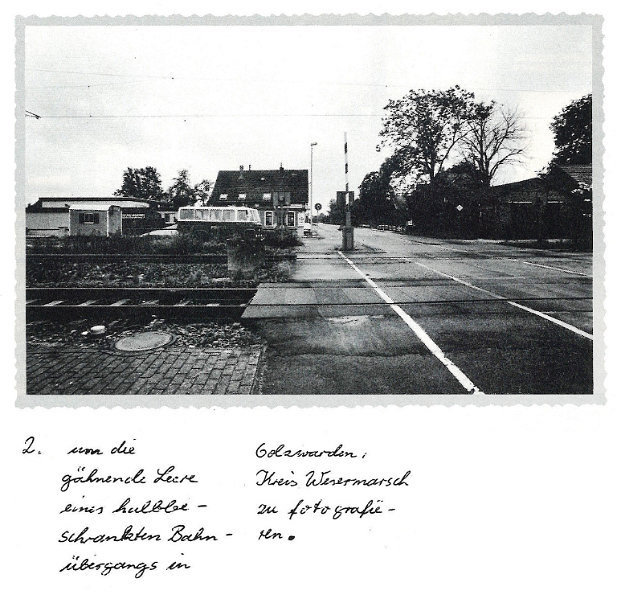 2 um die gähnende Leere eines halbbeschrankten Bahnübergangs in Golzwarden, Kreis Wesermarsch zu fotografieren.